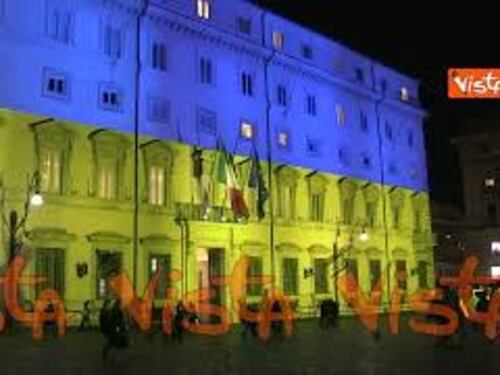 Quattro anni della guerra in Ucraina, Palazzo Chigi illuminato con la bandiera di Kiev