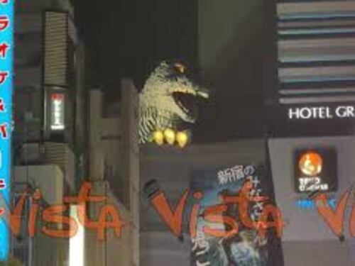 La Testa di Godzilla spunta dal palazzo del Toho Cinemas, a Tokyo