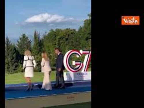 L'omaggio social di Macron per l'arrivo di Giorgia Meloni al G7 sulle note di "Felicità"