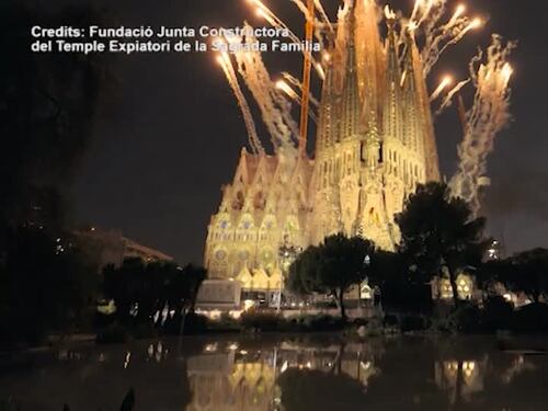 Sagrada Familia, i droni formano il volto di Gaudì nel cielo di Barcellona