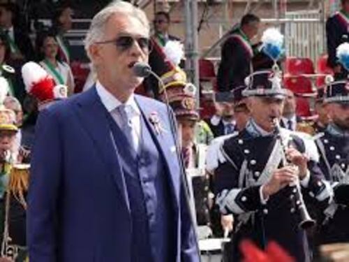 Mattarella assiste all'esecuzione Inno di Mameli cantato da Bocelli alla Parata del 2 giugno