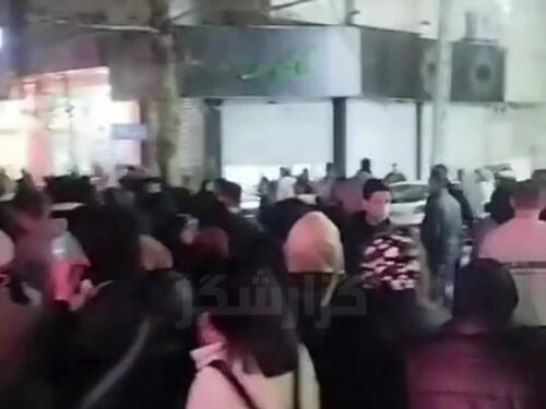 Le donne iraniane si tolgono il velo nel cuore di Teheran