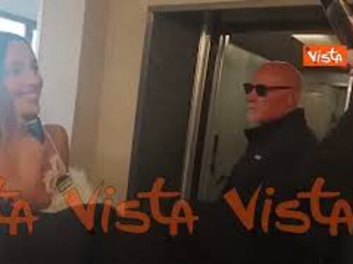 Irina Shayk prende l'ascensore della sala stampa Ariston e concede selfie