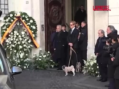 I funerali di Valentino: applausi all'uscita del feretro dalla camera ardente