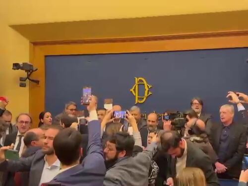 L'opposizione occupa la sala stampa della Camera e canta Bella Ciao