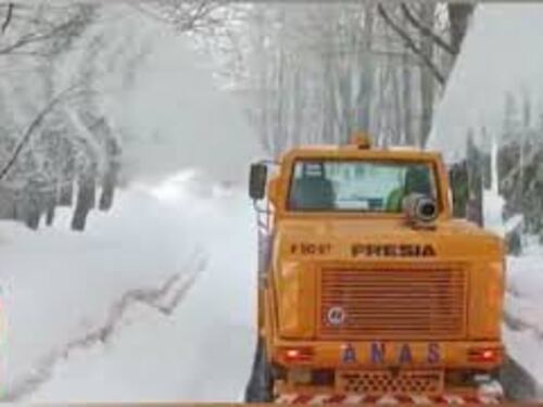 Emergenza neve in Calabria, Anas soccorre una famiglia bloccata