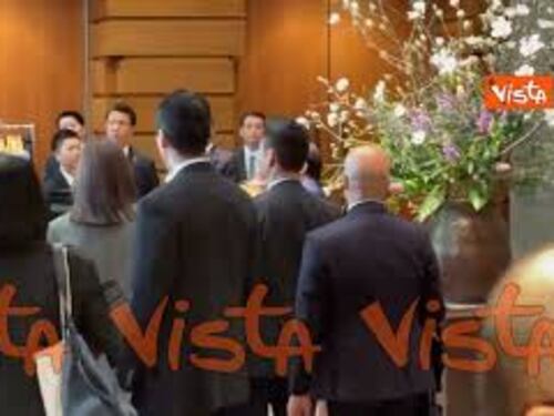 Selfie per Meloni e Sanae Takaichi di fronte al grande vaso di fiori nel Palazzo del Governo a Tokyo