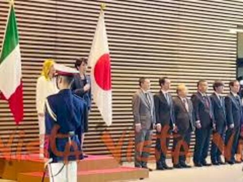 Mano sul cuore per la premier Takaichi durante esecuzione inno giapponese