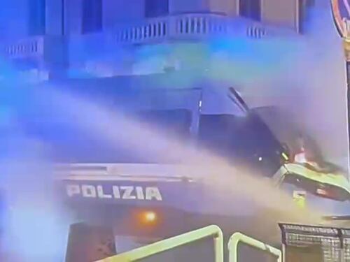 Scontri a Torino, camionetta della polizia data alle fiamme