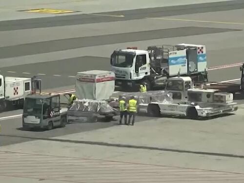 L'arrivo a Malpensa dell'areo con le salme dei sub italiani morti alle Maldive - Video