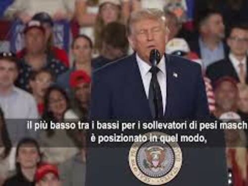 Trump imita atleta trans a una gara di sollevamento pesi: Non è ridicolo?