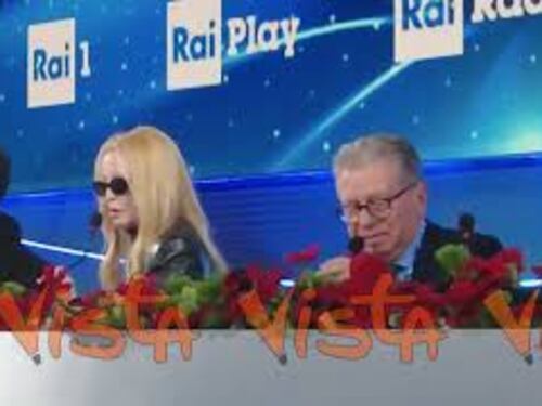 Patty Pravo cade dalla sedia alla conferenza stampa di Sanremo
