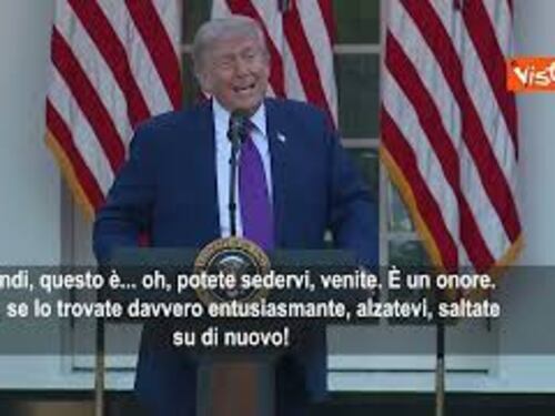 Trump in allerta per un rumore durante il suo discorso alla Casa Bianca: Pensavo fosse un drone
