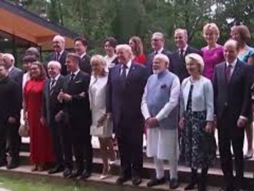Brigitte Macron si aggrappa a Trump per non scivolare durante foto di gruppo al G7