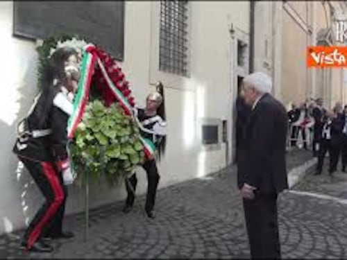 Mattarella depone una corona alla lapide di Aldo Moro in via Caetani per 40 anni dall'uccisione