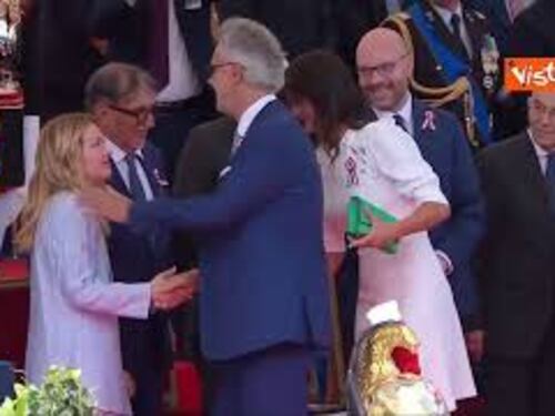 2 giugno, Bocelli saluta le Autorità e con un bacio Meloni dopo aver cantato l’Inno di Mameli