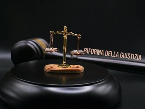 Atti sessuali su una tredicenne, così il giudice sfida la legge e la Consulta