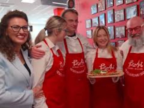 Meloni mangia la pizza da PizzAut durante la visita al ristorante a Monza per il Primo Maggio