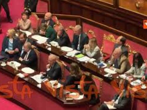 Standing ovation a Meloni dopo il suo intervento al Premier Time al Senato