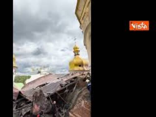 Attacco russo su Kiev colpisce area Lavra, 11 morti e 53 feriti in tutto il Paese