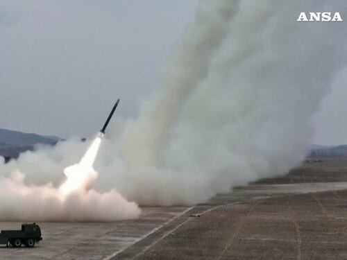 La Corea del Nord effettua test di lanciarazzi multipli