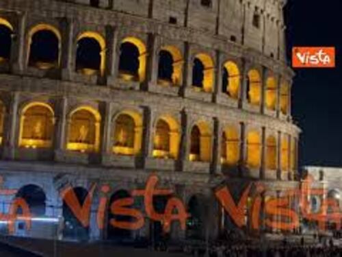 Via Crucis, 30mila fedeli al Colosseo