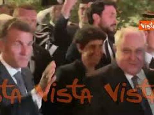 Ovazione per Macron all'uscita dalla sede di Sant'Egidio a Roma