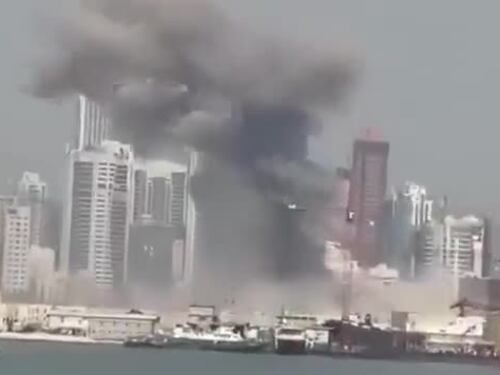 Missili iraniani su Abu Dhabi: le colonne di fumo dopo l'attacco
