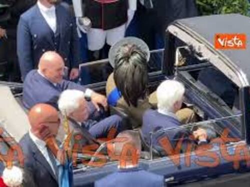 Mattarella va via a termine della Parata, sale sulla Lancia Flaminia e saluta con la mano