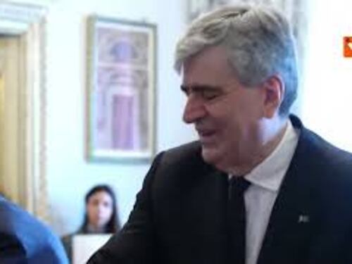 Mazzi stringe la mano di Meloni troppo presto al giuramento: Scusate è la prima volta