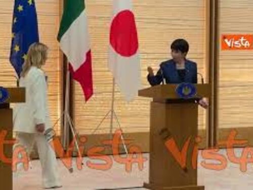 La stretta di mano tra Meloni e Takaichi al termine della conferenza stampa a Tokyo