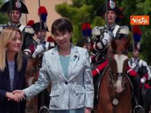 Meloni riceve Sanae Takaichi a Villa Pamphilj, l'abbraccio con la premier giapponese