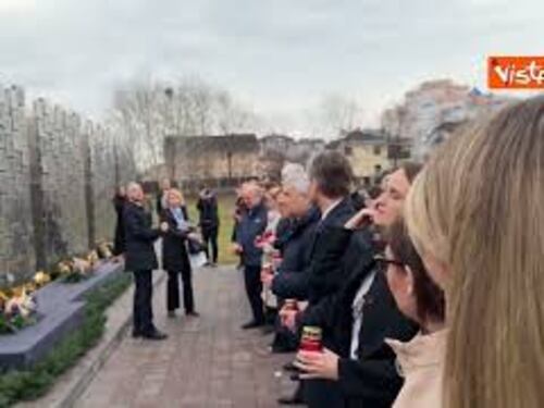 Il ministro Tajani partecipa alla cerimonia delle candele a Kiev per commemorazione strage di Bucha