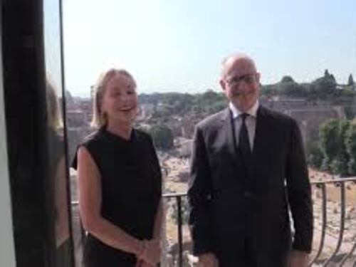 Sharon Stone e Gualtieri in Campidoglio affacciati dal balcone con vista Fori Imperiali