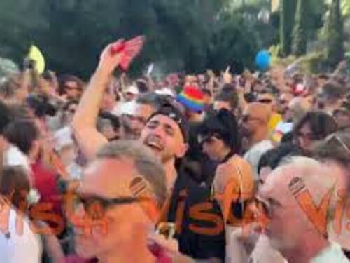 Roma Pride, la danza in strada con i ventagli arcobaleno all'ombra del Colosseo