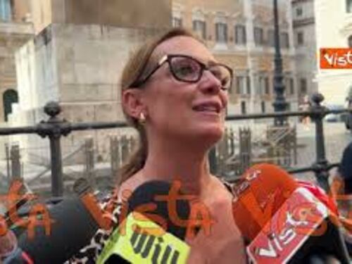 Ilaria Cucchi a flashmob Montecitorio: Emergenza caldo nelle carceri, gli ultimi muoiono in cella