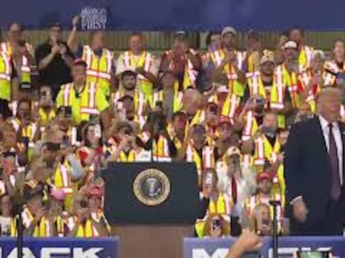 Trump balla 'Ymca' a un evento politico in Pennsylvania