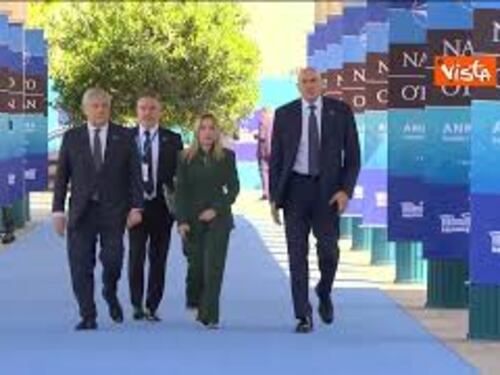 Meloni arriva a vertice Nato di Ankara con Tajani e Crosetto. La premier ha scelto un completo verde