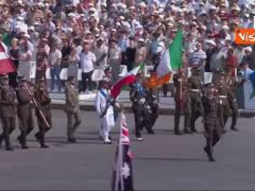 Il Tricolore italiano sfila alla parata militare a Parigi per la festa del 14 Luglio