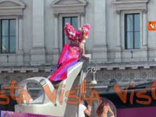 "Priscilla, la regina del deserto" balla sul carro del Muccassassina al Pride di Roma