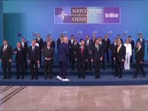 Rutte indica a Trump le sneakers bianche di Edi Rama, siparietto durante la foto di rito ad Ankara