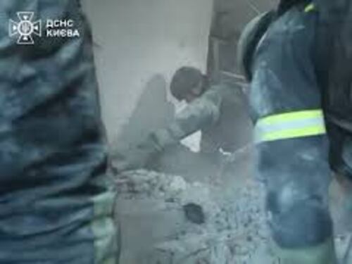 Attacco russo massiccio su Kiev con oltre 70 razzi e 500 droni