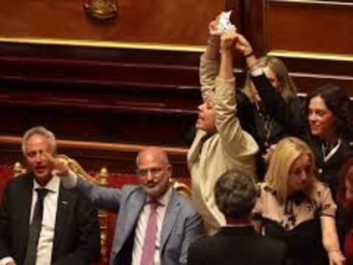 "Vergogna, vergogna", Senatori M5s occupano i banchi del Governo per caso Delmastro