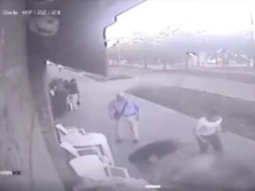 Il video dell'agguato a Milano: l'aggressore gambiano arriva alle spalle e sferra le coltellate