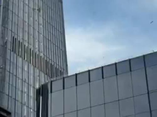 Cina: piccolo aereo sportivo colpisce grattacielo più alto di Pechino