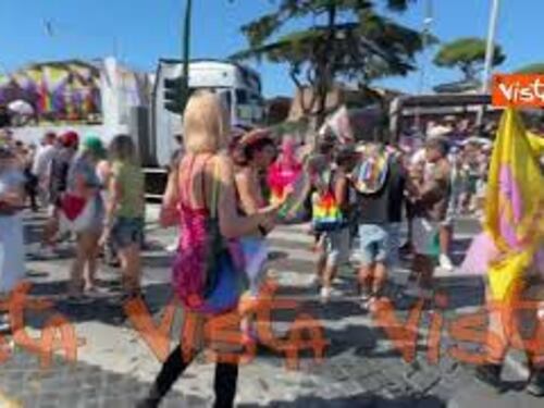 Al via il Roma Pride, il corteo sfila per le vie della Capitale con bandiere e cappelli arcobaleno