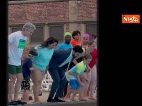 Il sindaco di New York Mamdani si tuffa con il completo per apertura piscine pubbliche all'aperto