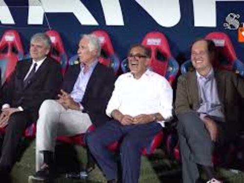Partita del Cuore, scambio di palleggi tra l'allenatore La Russa e i "suoi" giocatori