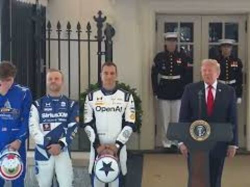 Trump balla 'Eyes of the Tiger' accanto ai piloti di Indycar alla Casa Bianca