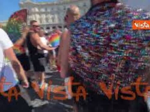In migliaia in piazza al corteo del Roma Pride con bandiere e ventagli arcobaleno